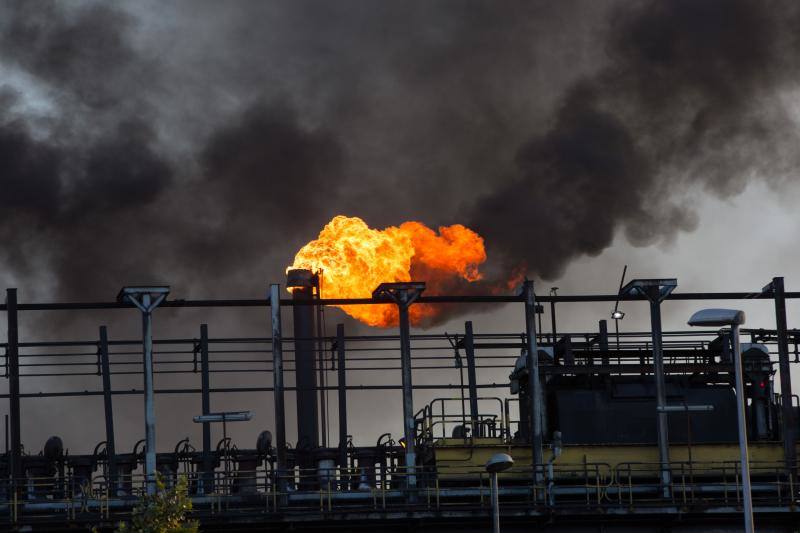 Un incendio en las instalaciones de baterías de cok de ArcelorMittal ha provocado una intensa humareda negra que cubre toda la ciudad