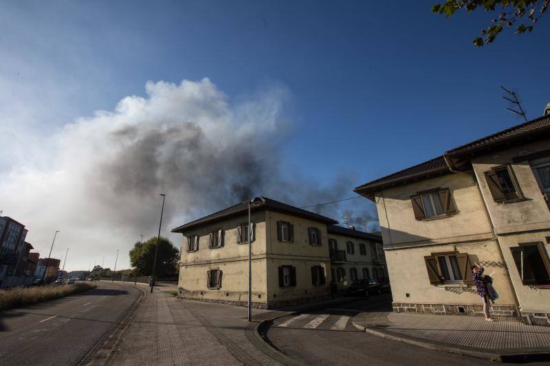 Un incendio en las instalaciones de baterías de cok de ArcelorMittal ha provocado una intensa humareda negra que cubre toda la ciudad