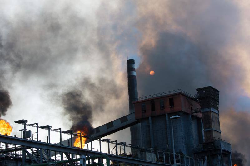 Un incendio en las instalaciones de baterías de cok de ArcelorMittal ha provocado una intensa humareda negra que cubre toda la ciudad