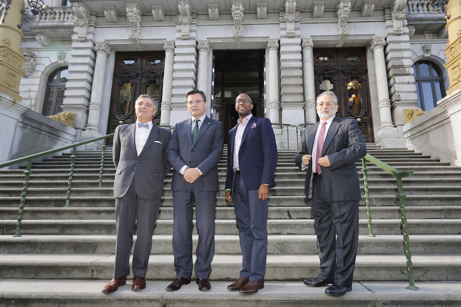 Githinji Gitahi, director general de Amref Health Africa (Global), y Álvaro Rengifo Abbad, Presidente de Amref Salud Africa (España), organización galardonada con el Premio Princesa de Asturias de Cooperación Internacional 2018, exponen durante una conferencia las actividades que la ONG desarrolla en África