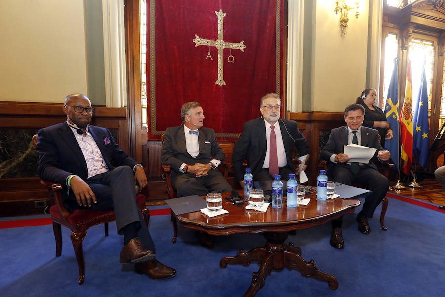 Githinji Gitahi, director general de Amref Health Africa (Global), y Álvaro Rengifo Abbad, Presidente de Amref Salud Africa (España), organización galardonada con el Premio Princesa de Asturias de Cooperación Internacional 2018, exponen durante una conferencia las actividades que la ONG desarrolla en África