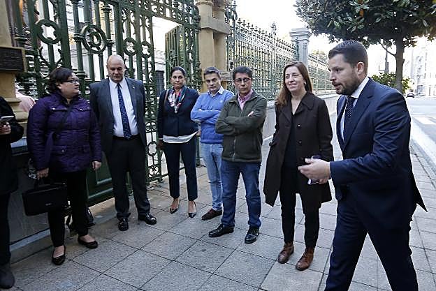 De izquierda a derecha, Ezequiela Rodríguez, Pedro Leal, Carmen Fernández, Pedro de Rueda, Armando Fernández, Lorena Gil y Ramón Villa, ayer, ante la Junta General del Principado. 