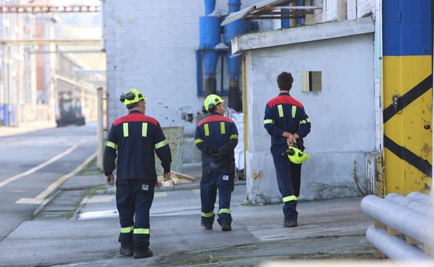 Trabajadores de Alcoa, este miércoles en la planta de Avilés. 