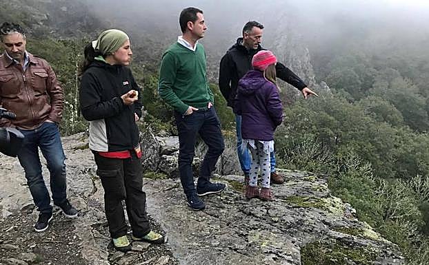 La aventura de ir al colegio por un camino en ruinas