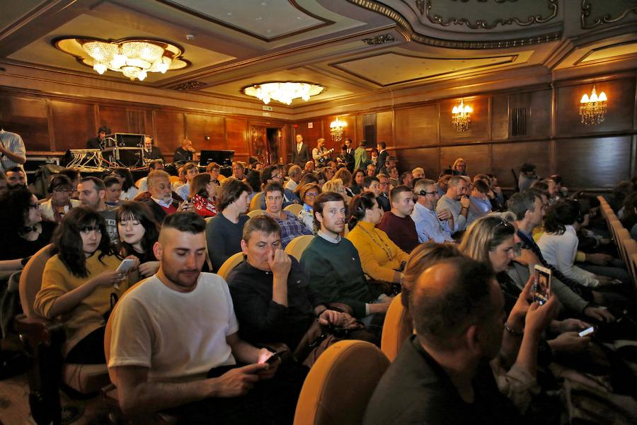 El Premio Princesa de Asturias de las Artes relató en el teatro gijonés episodios de su infancia, además de reconocer que su primera película, 'Malas Calles', lo cambio todo y fue la «mejor época» de su vida a nivel profesional.