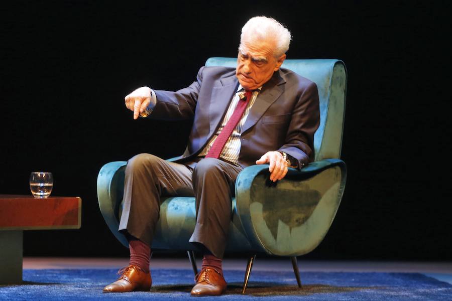 El Premio Princesa de Asturias de las Artes relató en el teatro gijonés episodios de su infancia, además de reconocer que su primera película, 'Malas Calles', lo cambio todo y fue la «mejor época» de su vida a nivel profesional.