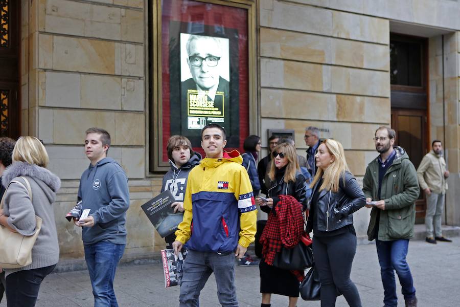 El Premio Princesa de Asturias de las Artes relató en el teatro gijonés episodios de su infancia, además de reconocer que su primera película, 'Malas Calles', lo cambio todo y fue la «mejor época» de su vida a nivel profesional.