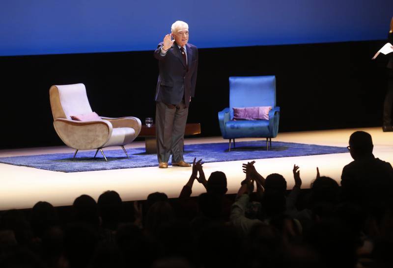 El Premio Princesa de Asturias de las Artes relató en el teatro gijonés episodios de su infancia, además de reconocer que su primera película, 'Malas Calles', lo cambio todo y fue la «mejor época» de su vida a nivel profesional.