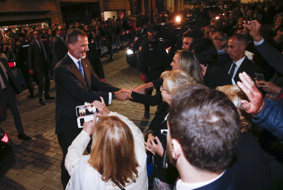 Don Felipe y doña Letizia acuden al Auditorio de Oviedo, en el que disfrutan de la interpretación de disfrutan de la interpretación del Stábat Mater a cargo de la Orquesta Sinfónica del Principado.