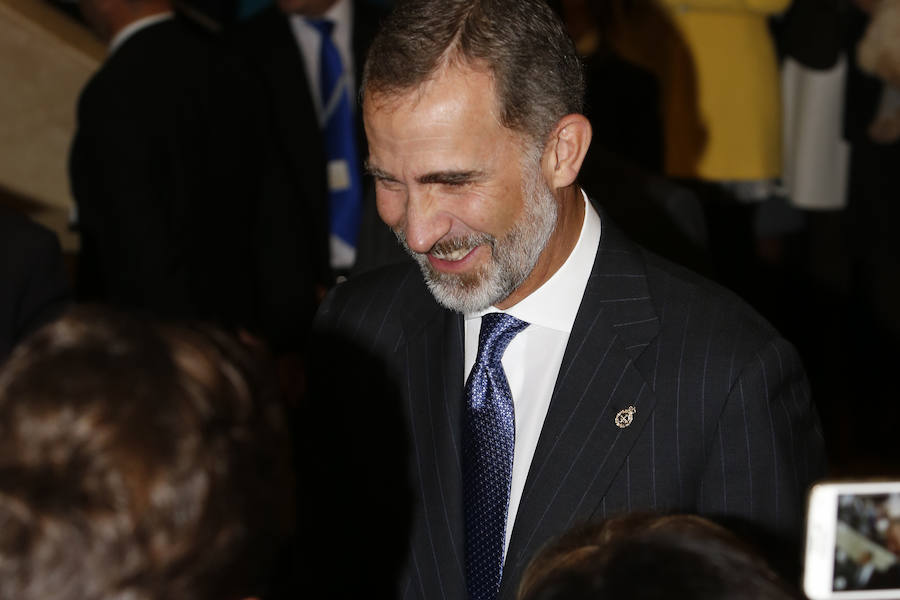 Don Felipe y doña Letizia acuden al Auditorio de Oviedo, en el que disfrutan de la interpretación de disfrutan de la interpretación del Stábat Mater a cargo de la Orquesta Sinfónica del Principado.