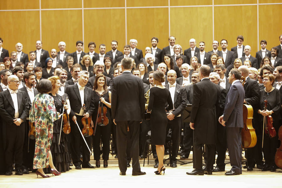 Don Felipe y doña Letizia acuden al Auditorio de Oviedo, en el que disfrutan de la interpretación de disfrutan de la interpretación del Stábat Mater a cargo de la Orquesta Sinfónica del Principado.