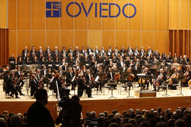 Don Felipe y doña Letizia acuden al Auditorio de Oviedo, en el que disfrutan de la interpretación de disfrutan de la interpretación del Stábat Mater a cargo de la Orquesta Sinfónica del Principado.