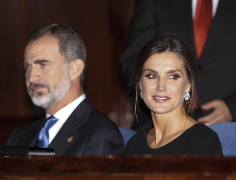 Don Felipe y doña Letizia acuden al Auditorio de Oviedo, en el que disfrutan de la interpretación de disfrutan de la interpretación del Stábat Mater a cargo de la Orquesta Sinfónica del Principado.