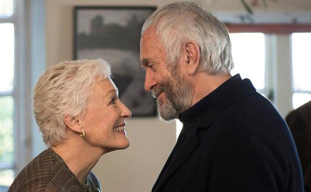 Glen Close y Jonathan Pryce, en una escena de la película.