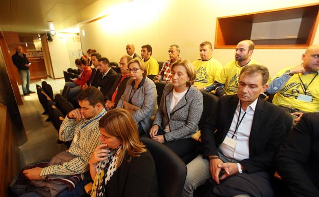 La delegada del Gobierno, la alcaldesa de Avilés, sindicatos y trabajadores de Alcoa siguieron desde la tribuna el Pleno de la Junta.