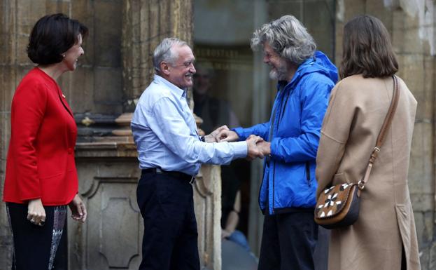 Krzysztof Wielicki y Reinhold Messner se saludan a las puertas del Hotel de la Reconquista. 