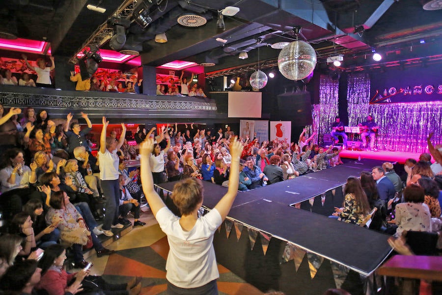 Afectadas por la enfermedad desfilan en la Casa de la Vida en un ejemplo de coraje.