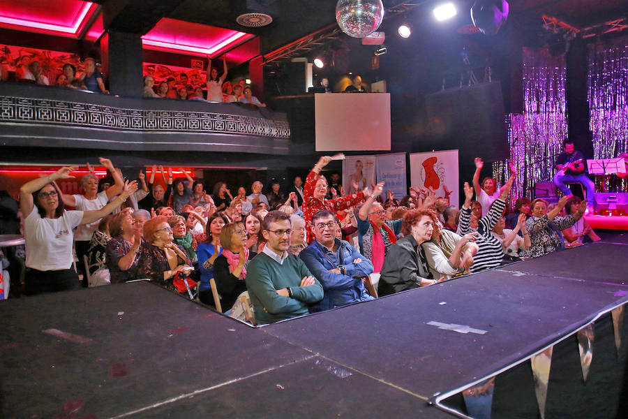Afectadas por la enfermedad desfilan en la Casa de la Vida en un ejemplo de coraje.