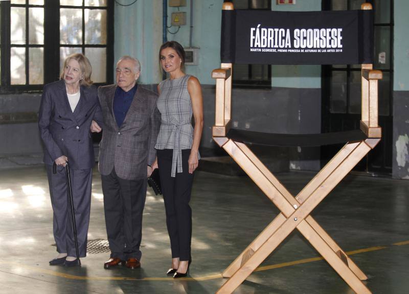 Doña Letizia acude a la Fábrica de Armas de La Vega para ver la actividad guiada por Martin Scorsese. Un encuentro del Premio Princesa de las Artes 2018 con jóvenes cineastas 