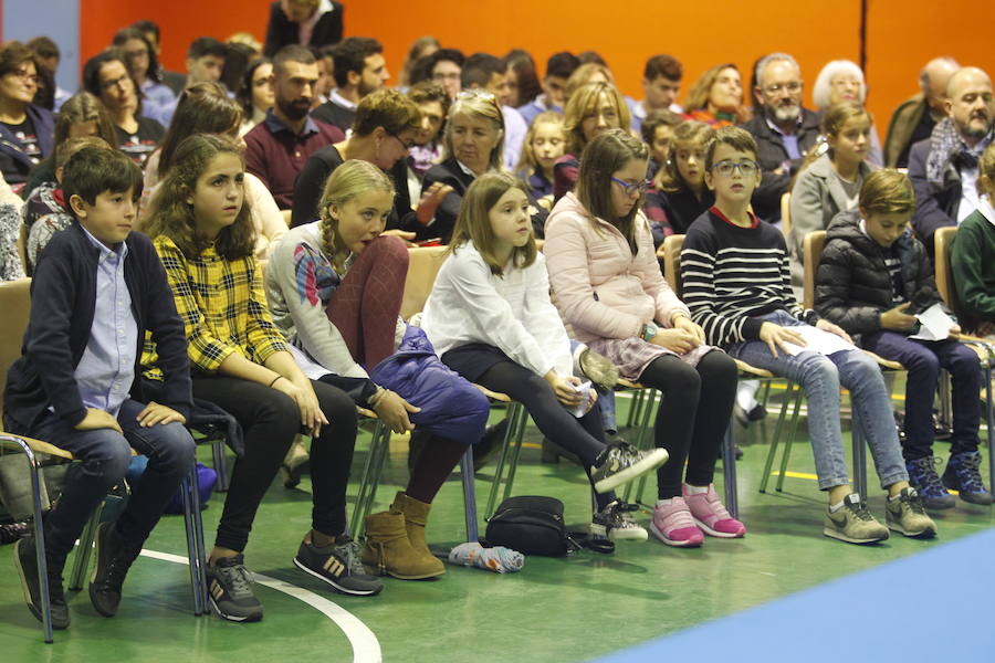 Los representantes de la ONG, galardonada con el Premio Princesa de Asturias de Cooperación Internacional 2018, se reunieron con alumnos de Primaria e inauguraron una exposición con dibujos realizados por los jóvenes estudiantes. 