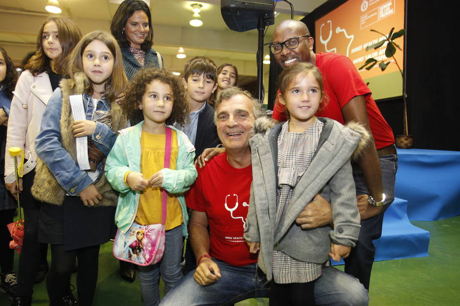 Los representantes de la ONG, galardonada con el Premio Princesa de Asturias de Cooperación Internacional 2018, se reunieron con alumnos de Primaria e inauguraron una exposición con dibujos realizados por los jóvenes estudiantes. 