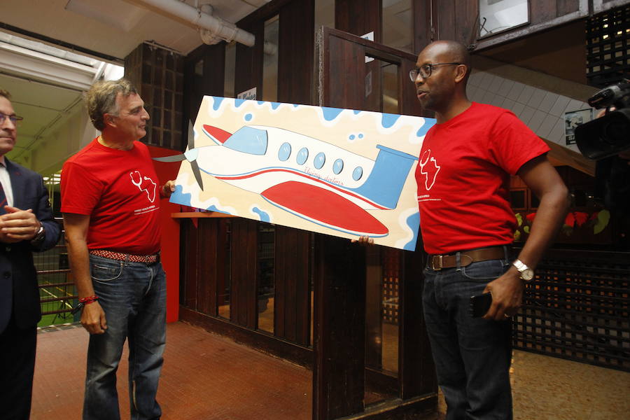 Los representantes de la ONG, galardonada con el Premio Princesa de Asturias de Cooperación Internacional 2018, se reunieron con alumnos de Primaria e inauguraron una exposición con dibujos realizados por los jóvenes estudiantes. 