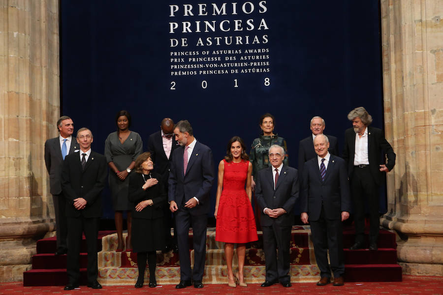 Los Reyes don Felipe y doña Letizia reciben a los Premios Fin de Carrera, los reconocidos con las Medallas del Principado y a los patronos de la Fundación. También han posado con los galardonados con los Premios Princesa. 