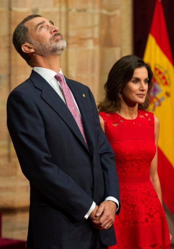 Los Reyes don Felipe y doña Letizia reciben a los Premios Fin de Carrera, los reconocidos con las Medallas del Principado y a los patronos de la Fundación. También han posado con los galardonados con los Premios Princesa. 
