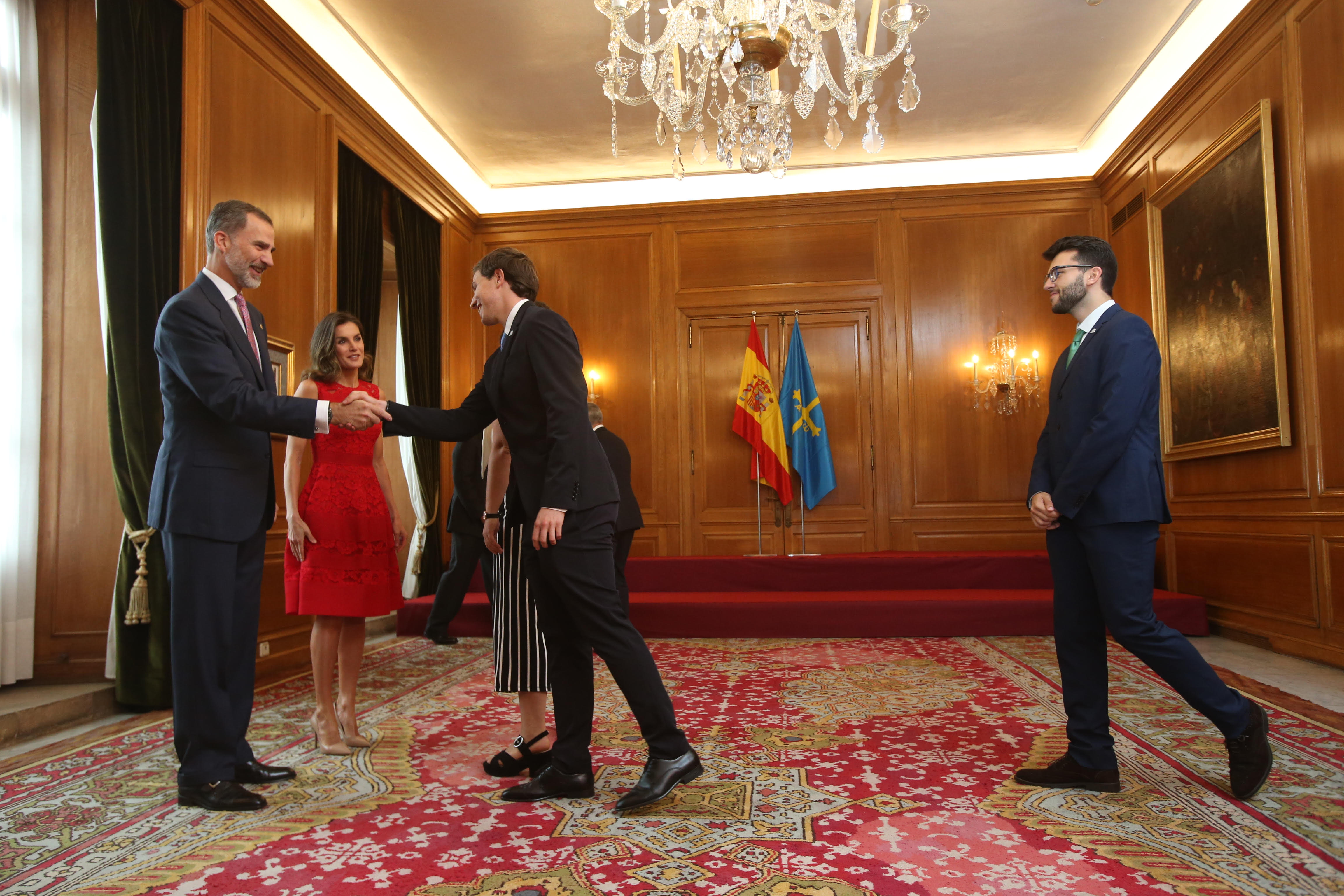 Los Reyes don Felipe y doña Letizia reciben a los Premios Fin de Carrera, los reconocidos con las Medallas del Principado y a los patronos de la Fundación. 