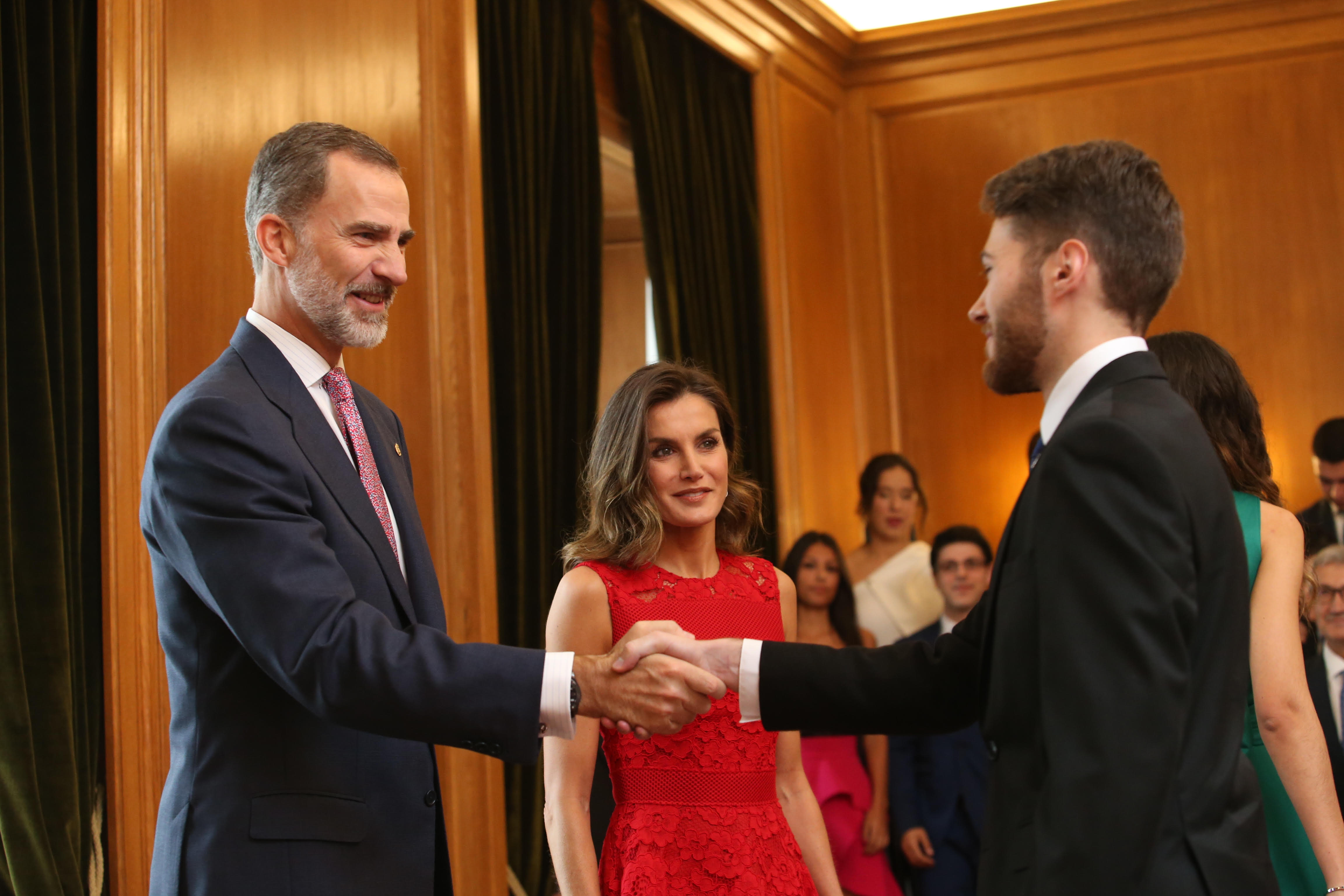 Los Reyes don Felipe y doña Letizia reciben a los Premios Fin de Carrera, los reconocidos con las Medallas del Principado y a los patronos de la Fundación. 