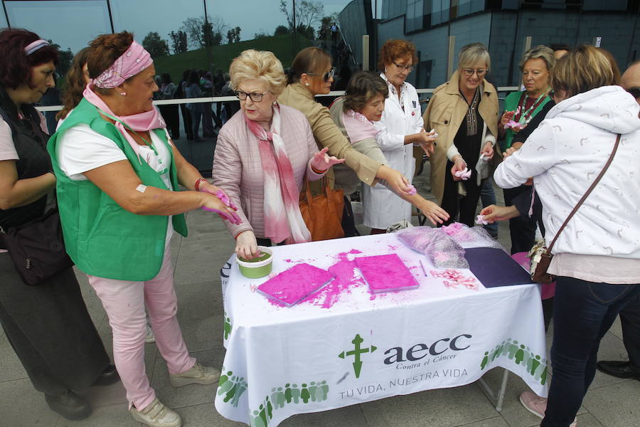 Las mujeres a las que se les diagnostica un cáncer de mama en el programa de detección precoz del Principado tienen mayor esperanza de vida que aquellas que no acuden a las pruebas de cribado, según ha destacado la Consejería de Sanidad con motivo del Día Mundial de esta enfermedad.