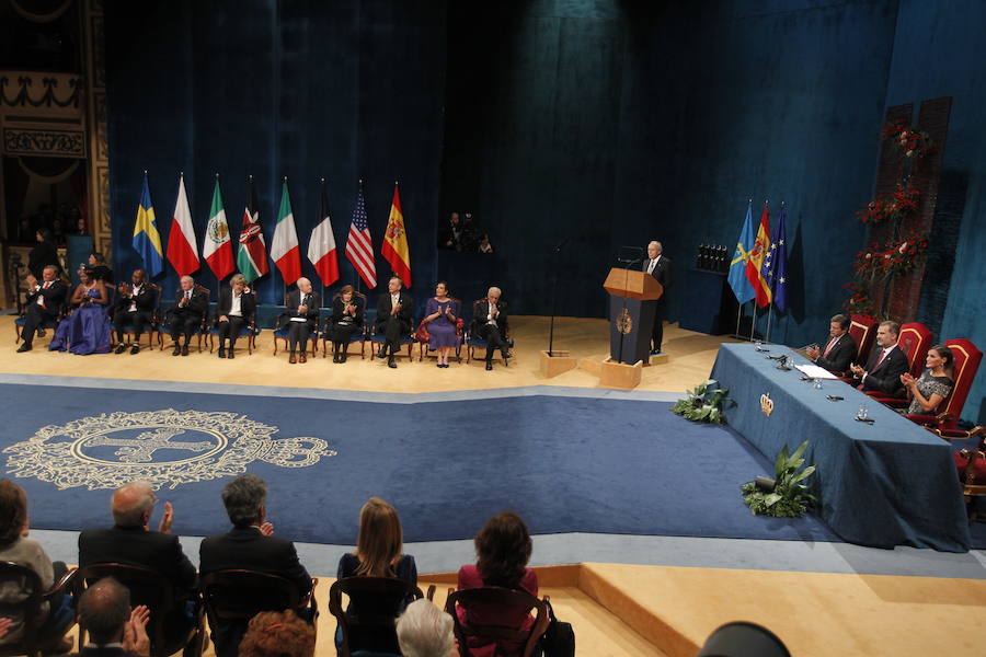 Los Reyes entregaron los ocho galardones en un Campoamor rendido a los premiados, cuyas «vidas ejemplares» fueron destacadas por Don Felipe.