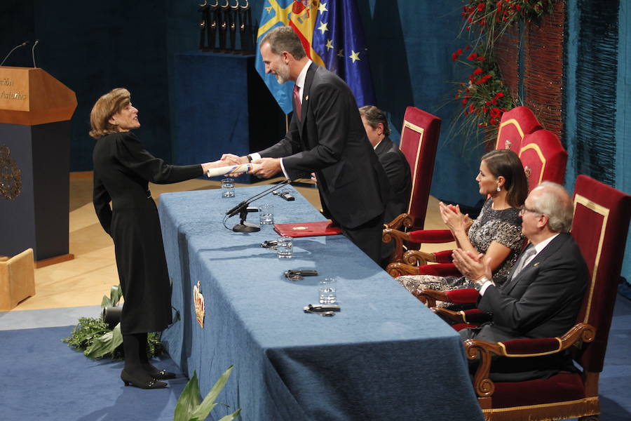 Los Reyes entregaron los ocho galardones en un Campoamor rendido a los premiados, cuyas «vidas ejemplares» fueron destacadas por Don Felipe.