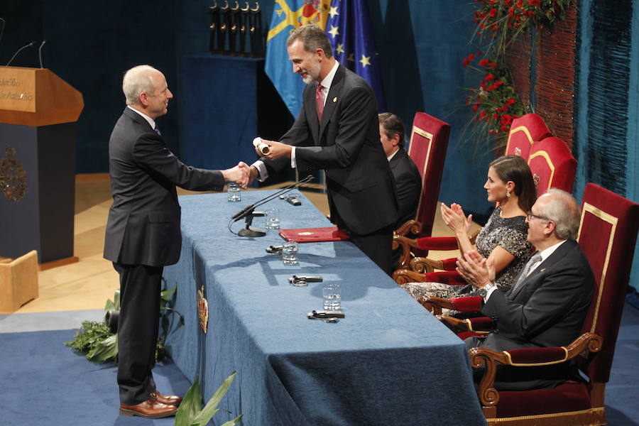 Los Reyes entregaron los ocho galardones en un Campoamor rendido a los premiados, cuyas «vidas ejemplares» fueron destacadas por Don Felipe.