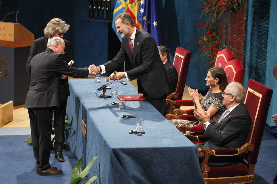 Los Reyes entregaron los ocho galardones en un Campoamor rendido a los premiados, cuyas «vidas ejemplares» fueron destacadas por Don Felipe.