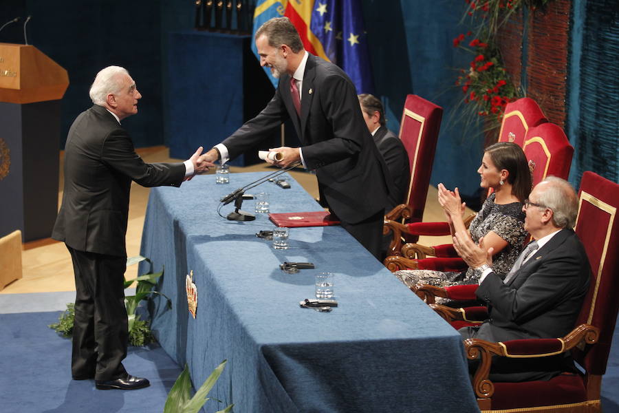 Los Reyes entregaron los ocho galardones en un Campoamor rendido a los premiados, cuyas «vidas ejemplares» fueron destacadas por Don Felipe.