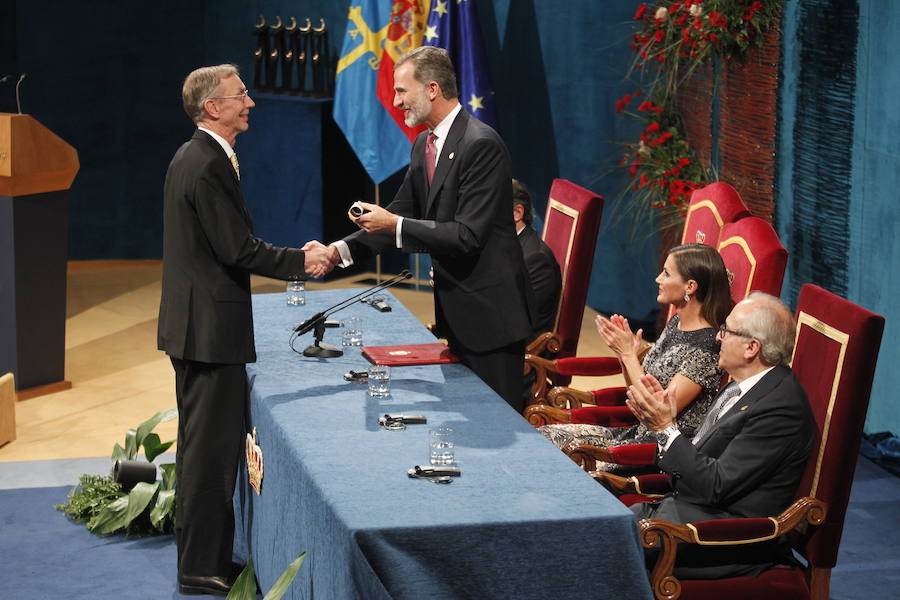 Los Reyes entregaron los ocho galardones en un Campoamor rendido a los premiados, cuyas «vidas ejemplares» fueron destacadas por Don Felipe.