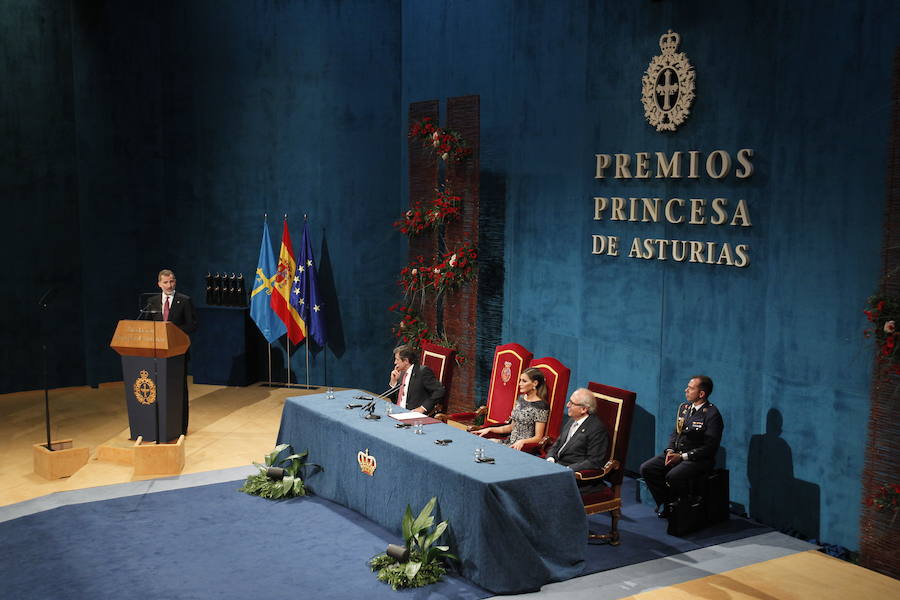 Los Reyes entregaron los ocho galardones en un Campoamor rendido a los premiados, cuyas «vidas ejemplares» fueron destacadas por Don Felipe.