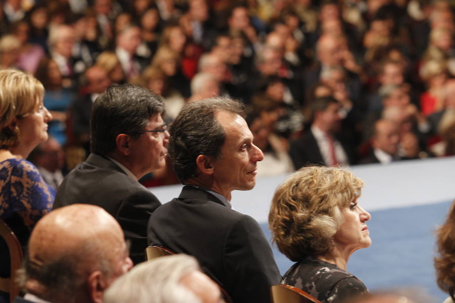 Los Reyes entregaron los ocho galardones en un Campoamor rendido a los premiados, cuyas «vidas ejemplares» fueron destacadas por Don Felipe.