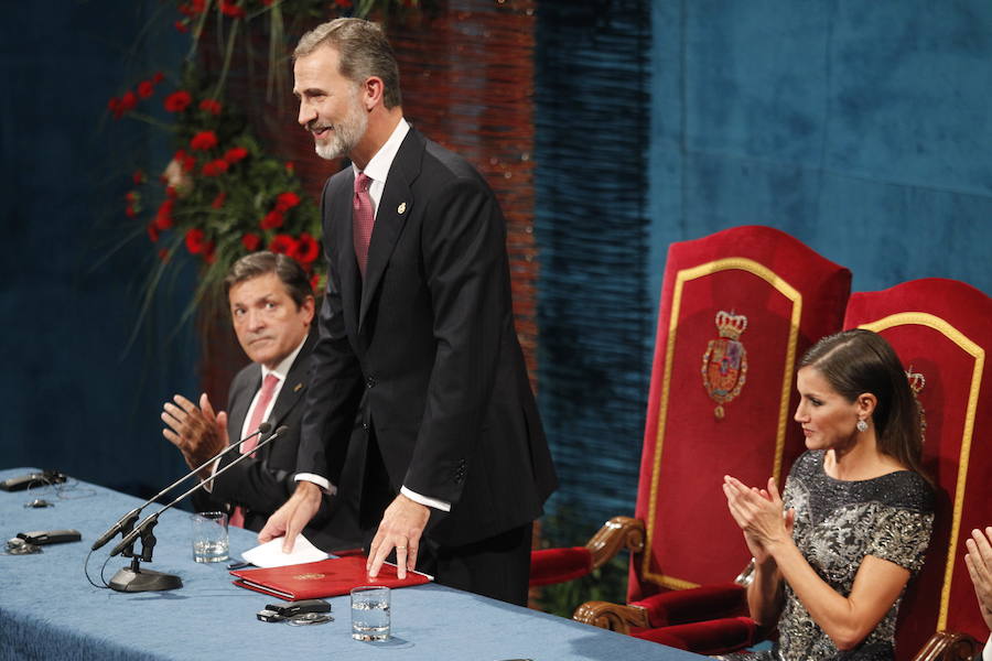 Los Reyes entregaron los ocho galardones en un Campoamor rendido a los premiados, cuyas «vidas ejemplares» fueron destacadas por Don Felipe.