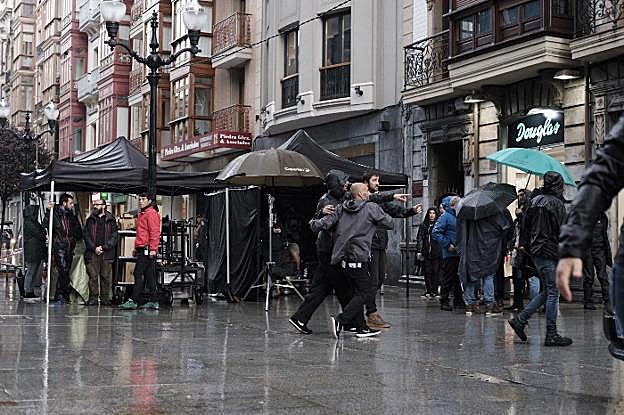 Un momento del rodaje en la calle Corrida de Gijón. :: CAROLINA SANTOS