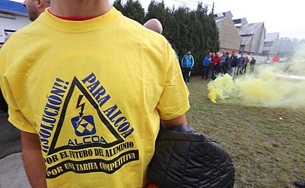 Imagen. Concentración de los trabajadores ante la fábrica de Alcoa en Avilés. 