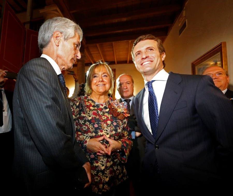 Los premiados, los patronos, los invitados a la ceremonia en el ámbito político, económico o social han pasado por el hotel ovetense durante esta jornada compartiendo charlas.