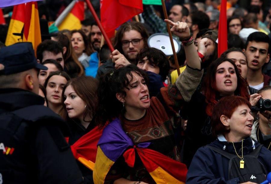 Centenares de personas se congregaron en la calle portando banderas republicanas