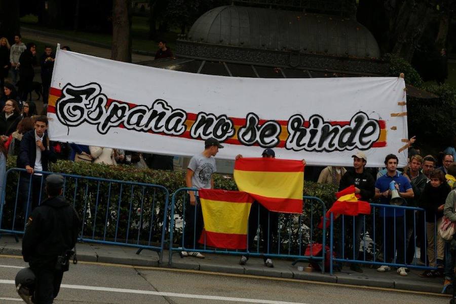 Centenares de personas se congregaron en la calle portando banderas republicanas