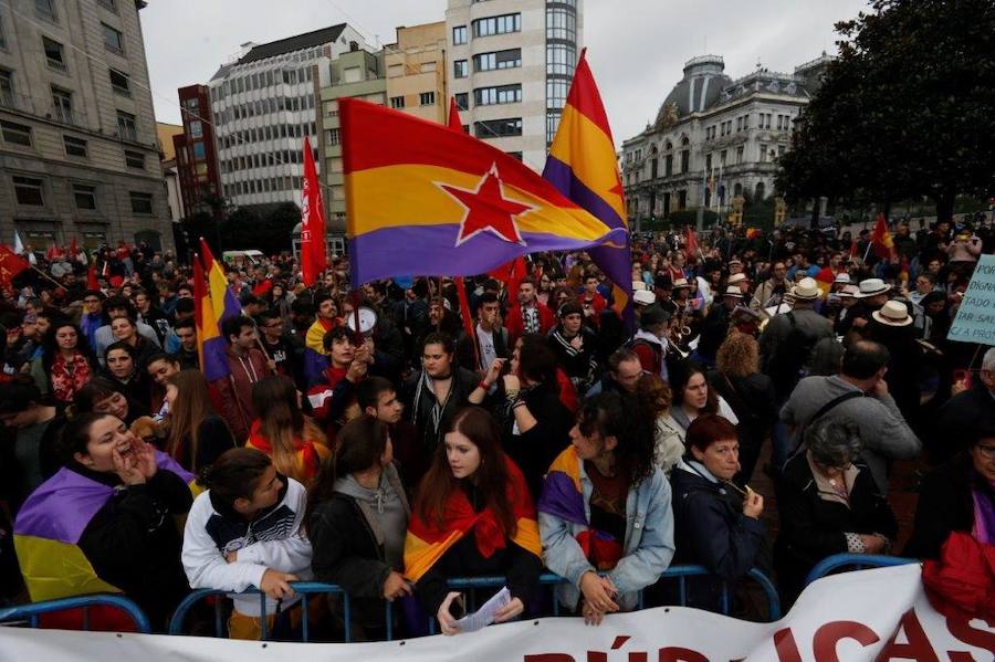 Centenares de personas se congregaron en la calle portando banderas republicanas