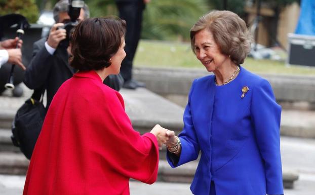 Doña Sofía saluda a Teresa Sanjurjo, directora de la Fundación Princesa de Asturias a su llegada a Oviedo