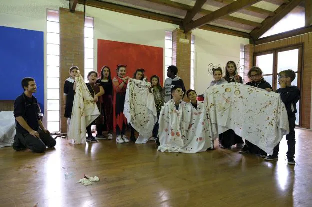 Grupo de participación de Colunga, ayer en la Nave del Artesano con la decoración para la fiesta del samaín . 