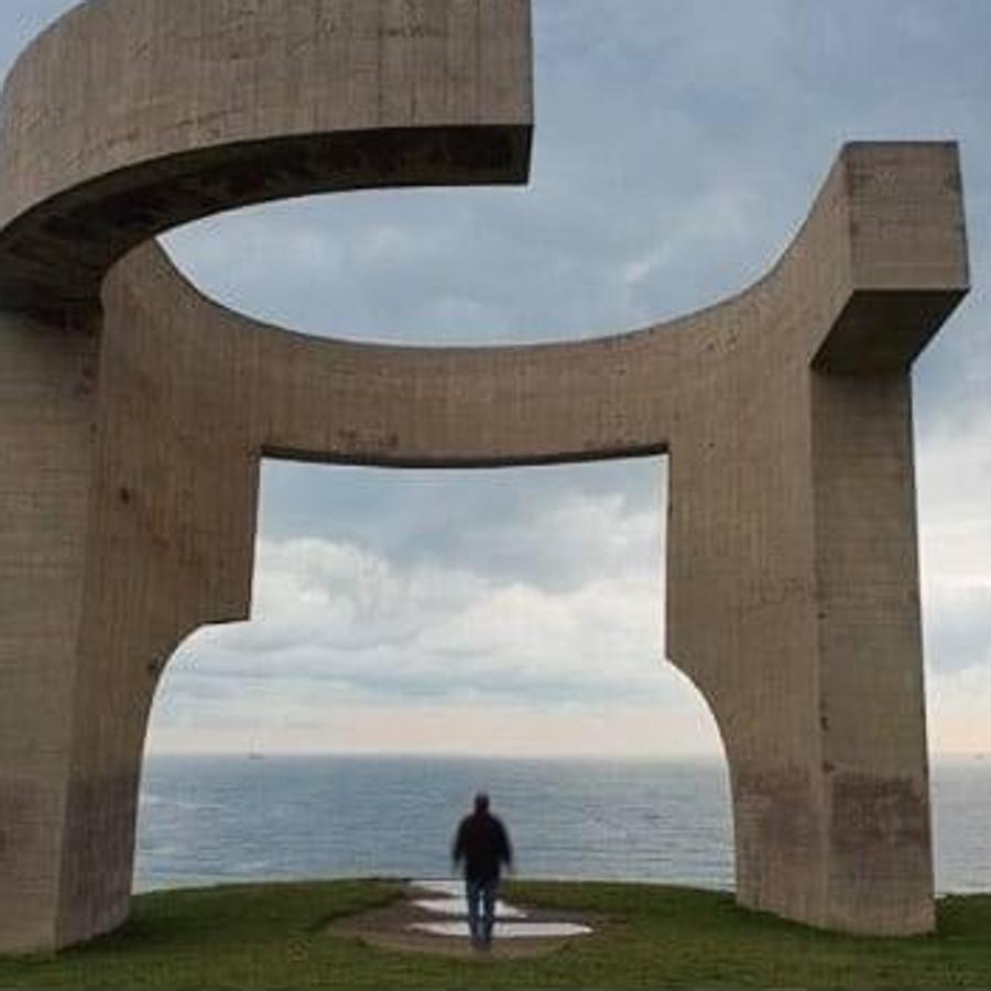 La muestra sobre el proceso de creación de la escultura gijonesa y el congreso en el que expertos de todo el mundo analizarán su impacto y conservación se complementan de la mano de aficionados a la fotografía. El concurso 'Retrato (selfie) con el Elogio'llega hoy a su fin y promete futura exposición. Aún hay tiempo