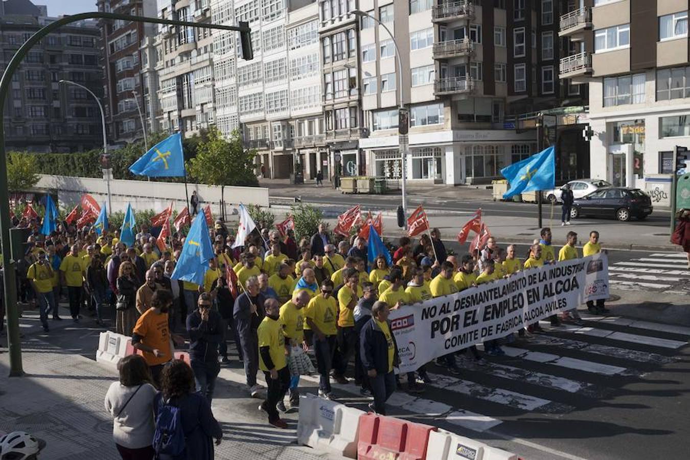Una delegación de la planta asturiana ha participado en la manifestación celebrada este sábado en la ciudad gallega, donde la multinacional ya ha anunciado que también cerrará su planta.